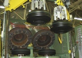 Una vez se han hecho miles de kilómetros de pruebas con los prototipos, se procede a fabricar en masa el neumático.