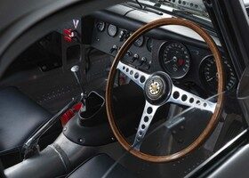 El interior del Jaguar E-Type Lightweight también respeta la tradición del modelo original.