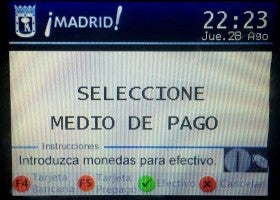 Una vez introducida y validada la matrícula, el parquímetro nos dará a elegir el método de pago que deseemos utilizar.