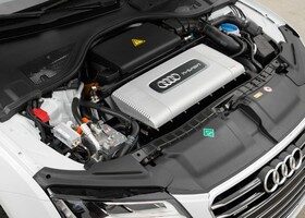 Abrir el capó del Audi A7 Sportback H-Tron Quattro es toda una experiencia.