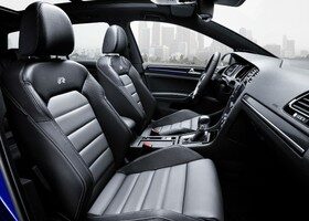 El interior del Volkswagen Golf R Variant también adopta una configuración más deportiva que el de la versión convencional.