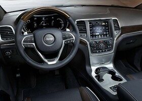 El equipamiento extra de la Business Edition del Jeep Cherokee se ve reflejado principalmente en su interior.
