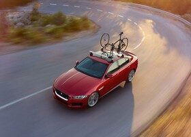 Transportar bicicletas en todo un Jaguar XE ya es posible.