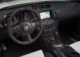 El interior del Nissan 370Z Nismo Roadster cuenta con un completo sistema de infoentretenimiento.