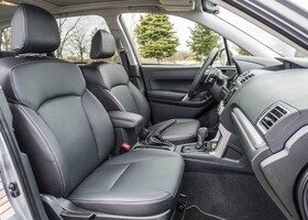 Los asientos delanteros del Subaru Forester ofrecen un espacio que asegura el confort a sus ocupantes.