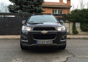 La parrilla delantera del Chevrolet Captiva aparece dividida en dos.