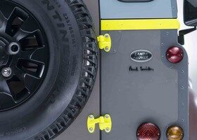 La firma del diseñador Paul Smith aparece en la parte trasera del Land Rover Defender.
