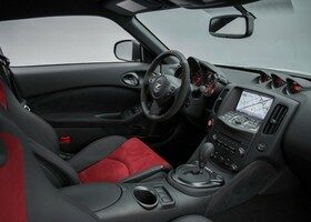 El interior del Nissan 370Z Nismo presenta elementos exclusivos.