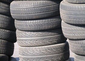 Se debería prohibir la venta de neumáticos usados