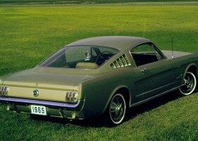 Este Ford Mustang de 1965 no es un coche fastback porque tiene el maletero separado de la luneta. Es un sedán coupé.