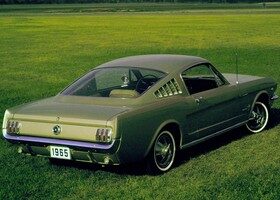 Este Ford Mustang de 1965 no es un coche fastback porque tiene el maletero separado de la luneta. Es un sedán coupé.