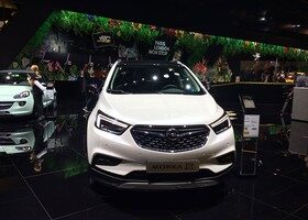 El nuevo Opel Mokka X debuta en el Salón del Automóvil de París 2016.