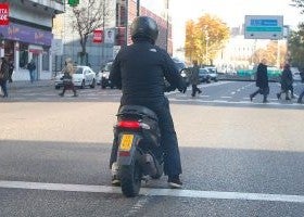 No sólo hay que ponerse el casco, hay que abrocharlo.