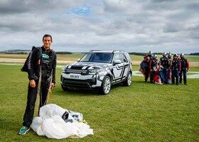 El nuevo Land Rover Discovery permite viajar a 7 adultos... aunque acaben de saltar de un avión...