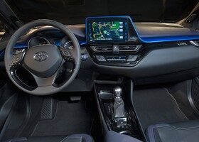 En el interior vemos el cuidado y vanguardista diseño del Toyota C-HR.