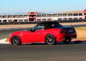 El Amarth 124 Spider tiene un chasis progresivo que dulcifica sus reacciones.