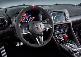 El cuadro de relojes del Nissan GT-R tiene las revoluciones en el centro y, a su derecha, nos indica la marcha que llevamos insertada.
