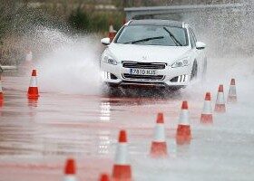 Lo mejor para evitar el aquaplaning es circular a una velocidad prudente cuando llueve.