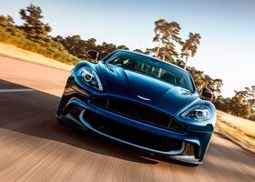 El Aston Marting Vanquish S acelera de 0 a 100 km/h en 3,5 segundos y alcanza 323 km/h.