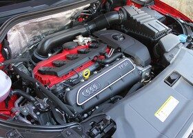 El motor del Audi RSQ3 tiene 5 cilindros y 2,5 litros. Entrega 340 CV de potencia.