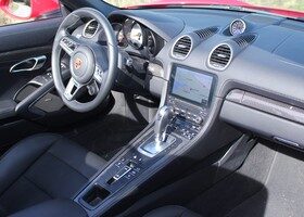 La nueva pantalla central en el salpicadero es una de las señas de identidad del nuevo Porsche 718 Boxster.
