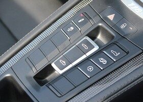 Con este botón central situado entre los asientos, manejamos la capota del Porsche 718 Boxster.