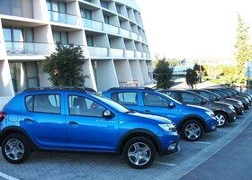 Dacia presenta su renovada gama de vehículos 2017