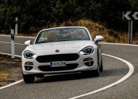 La suspensión del Fiat 124 Spider no es excesivamente firme, por lo que el confort de marcha es bueno.
