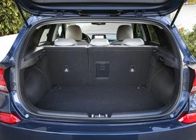 La capacidad del maletero del nuevo Hyundai i30 2017 roza los 400 litros de capacidad, una buena cifra que se puede ampliar abatiendo los respaldos.