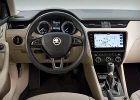 Skoda nos adelanta que el interior del nuevo Octavia 2017 cuenta con materiales de mejor calidad.