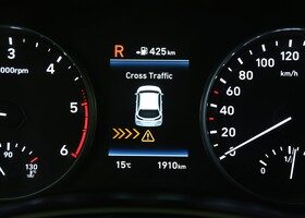 Aunque en opción, el nuevo Hyundai i30 nos avisa del tráfico que se aproxima cuando nos incorporamos marcha atrás.