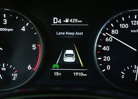El Hyundai i30 avisa al conductor si desvía su trayectoria, lo hace con señales acústicas e, incluso, endureciendo ligeramente la dirección.