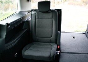 La tercera fila de asientos del VW Sharan tiene butacas individuales, como el resto de filas del coche.