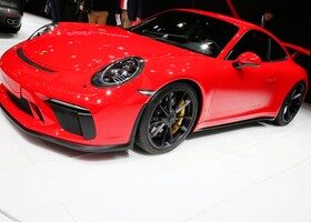 El Porsche GT3 monta un motor bóxer de seis cilindros y 4.0 litros que desarrolla 500 CV de potencia al eje trasero.