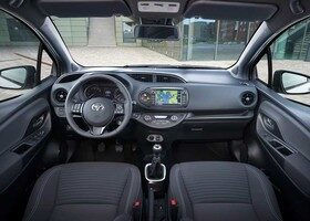 El interior del Toyota Yaris 2017 apenas ha cambiado.