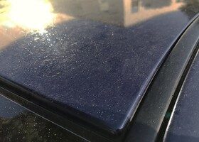 Cómo quitar las gotas de resina de la pintura del coche