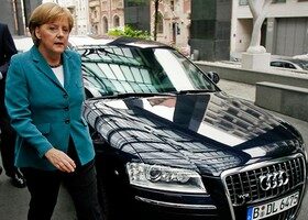 Angela Merkel compagina los Mercedes y los Audi en sus apariciones públicas.
