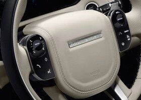 El nuevo volante del Range Rover Velar incorpora nuevas funciones.