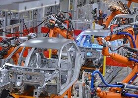 En un futuro podríamos ver que la producción de los coches al 100% se realiza con robots.