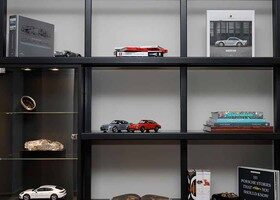 Tienda efímera Porsche: estanterías con libros y maquetas