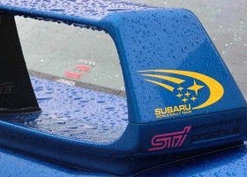 Las pegatinas de Subaru comparten protagonismo con los recuerdos al piloto más grande que ha pasado por la Fórmula 1, Ayrton Senna, en este WRX STI.