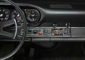 Porsche ofrece accesorios para los clásicos como esta radio de look retro pero con la última tecnología.