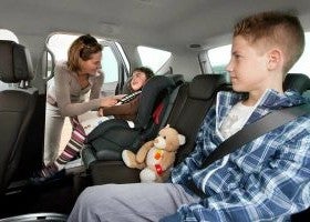 Los conductores no paran si el niño está dormido