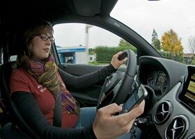 Utilizar el móvil al volante implica distraerse de la conducción, lo que puede suponer un peligro importante