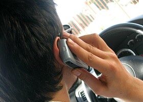 El uso del teléfono móvil al volante podría llegar a ser sancionado con la pérdida de 6 puntos del carnet de conducir