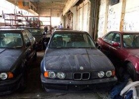Varios BMW encerrados en una cápsula del tiempo