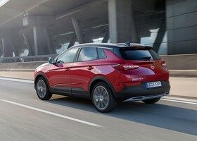En el exterior, el Opel Grandland PHEV apensa se diferencia de las versiones de gasolina y diésel.