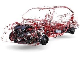 Los coches están repletos de cables que pueden provocar cortocircuitos al ser seccionados en un accidente.