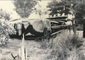 Tras el choque en agosto de 1939, el Bentley Corniche rodó sobre su costado, causando grandes daños.