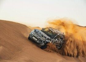 El nuevo Land Rover Defender es puesto a prueba en la arena blanda de las dunas de Dubái.